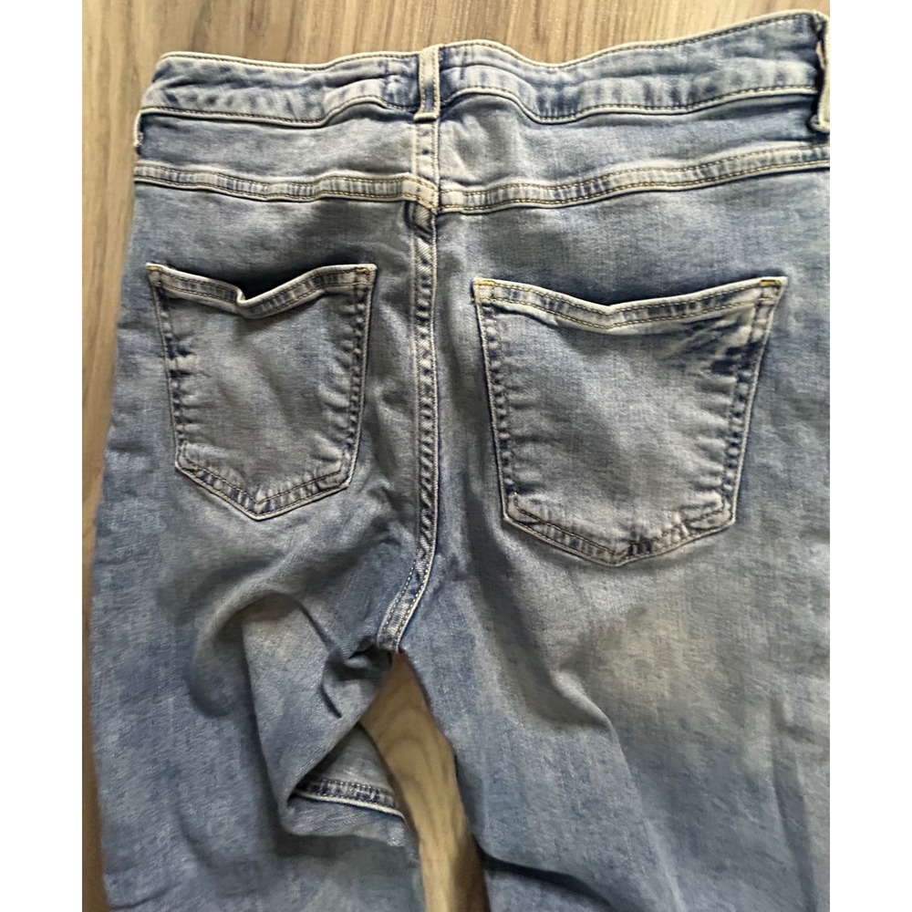 Forever 21 Women Light Wash Distressed Ripped Raw Hem Straight Leg Jeans Size 26 - Picture 4 of 4